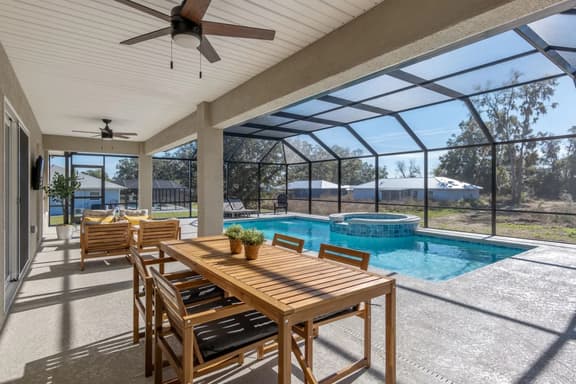 Villa Bennett: NEW 4-bedroom with pool & spa